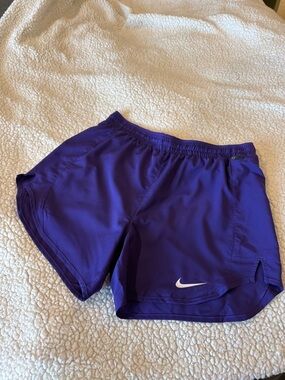 Nike Women's Team Tempo Luxe 5 in short